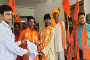 Sambhal News : धर्मांतरण के ऐलान पर तौकीर रजा के खिलाफ भड़के शिवसेना कार्यकर्ता, कलेक्ट्रेट में किया प्रदर्शन