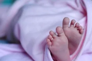 बाराबंकी: रुपये के लिए दंपत्ति ने मासूम शिशु की बदली गोद, पुलिस ने खरीददार को दबोचा 