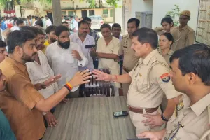 शाहजहांपुर : मंडी में व्यापरियों पर बरसाए लाठी-डंडे, पांच व्यापारी घायल 