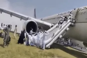 पेशावर हवाई अड्डे पर उतरते समय सऊदी एयरलाइंस के विमान में लगी आग, इमरजेंसी स्लाइड से निकाले गए यात्री