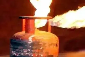 Etawah News: रसोई गैस लीक होने से सिलेंडर में लगी आग...दंपती समेत पांच बच्चे कमरे में फसे