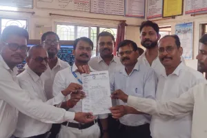 पीलीभीत : दैनिक यात्री बोले बहुत हुए परेशान, पीलीभीत से मैलानी तक ट्रेन चलाने की मांग