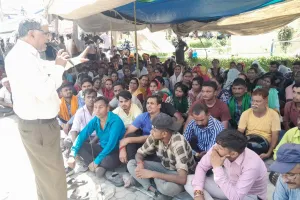 रुद्रपुर: कंपनी प्रबंधन की गुंडागर्दी के खिलाफ श्रमिकों का धरना