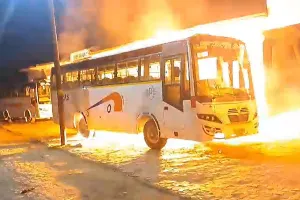 बरेली: हाईटेंशन तार टूटकर गिरा तो बस में लगी भयानक आग