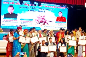 देहरादून: 13 वीरांगनाओं को मिला तीलू रौतेली पुरस्कार तो 32 को मिला राज्य स्तरीय आंगनबाड़ी पुरस्कार