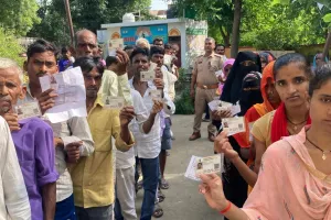 सीतापुर पंचायत उपचुनाव: मतदान शुरू, 113 बूथों पर मतदाता डाल रहे वोट