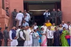 प्याज की माला पहनकर संसद पहुंचे कई विपक्षी सांसद, एमएसपी की मांग उठाई 