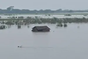 अयोध्या: सरयू उफान पर और जिंदगी नाव व स्टीमर पर, चार गांव बाढ़ से घिरे, 20 हजार की आबादी प्रभावित 