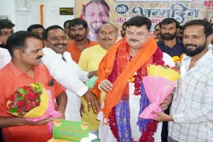 अयोध्या: हर्षोल्लास के साथ मनाया गया महापौर का जन्मदिन