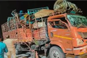 नोएडा में टायर फटने के बाद कैंटर ने खड़े ट्रक को मारी टक्कर, चार की मौत और 24 घायल