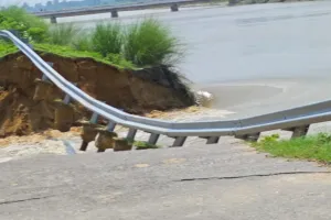 सीतापुर: शारदा नहर कटने से दर्जनों गांव जलमग्न, हजारों बीघा फसल तबाह