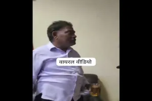 लखीमपुर खीरी: जिला पंचायत गेस्ट हाउस में कर्मचारी के शराब पीने पर हंगामा, वीडियो वायरल