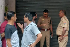 कासगंज : शटर काटकर कपड़े की दुकान में चोरी, जांच में जुटी पुलिस