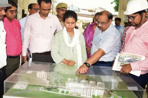 लखीमपुर खीरी: मेडिकल कॉलेज के निर्माण को जांचने पहुंचीं डीएम, सैंपल भरवाए