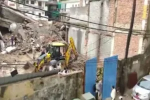 दिल्ली के मॉडल टाउन में दो मंजिला इमारत ढही, एक मजदूर की मौत और दो अन्य मजदूर घायल