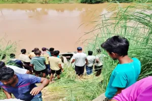 औरंगाबाद में कार नहर में पलटी, पांच लोगों की मौत...गुप्ताधाम से दर्शन कर लौट रहे थे सभी लोग