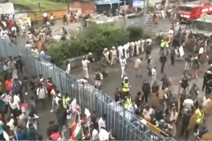 Nabanna Protest: प्रदर्शनकारियों ने बैरिकेडिंग तोड़ा...पुलिस ने किया लाठीचार्ज, आंसू गैस के गोले छोड़े, पानी की बौछारें की