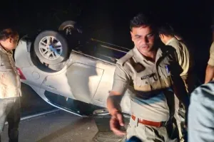 Kanpur Accident: घाटमपुर इंस्पेक्टर की कार अन्ना मवेशी से टकराकर पलटी...बाल-बाल बचे इंस्पेक्टर 