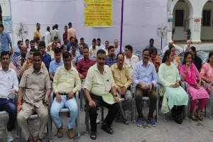 बरेली:कलेक्ट्रेट पर बाबूओं की हड़ताल...सभी कार्यालयों पर लटका ताला तो फरियादी परेशान