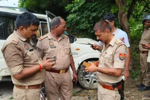 जौनपुर: स्कार्पियो सवार बदमाशों ने पुलिस की गाड़ी में मारी टक्कर, एक राहगीर की मौत...दो सिपाही घायल