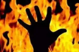 लहंगा पहनकर विवाहित प्रेमिका को भगाने उसके गांव पहुंचा प्रेमी, मना करने पर पेट्रोल छिड़क लगा दी आग
