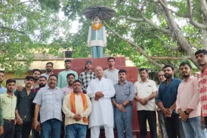 Kasganj: भाजपा नेताओं ने शहीद महावीर सिंह राठौर की प्रतिमा पर माल्यार्पण कर दी श्रद्धांजलि