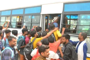 UP Police Constable Exam 2024: बसों में परीक्षार्थियों का कब्जा, लोगों ने रद की यात्रा...भटकते रहे लोग 