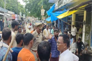 बाराबंकी: नगर पंचायत गेट और सड़कों पर डाला कूड़ा, प्रदर्शन