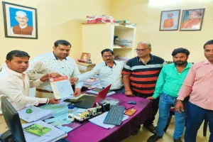 लखनऊ: नटखेड़ा रोड युवा व्यापार मंडल के पदाधिकारी पहुंचे बिजली विभाग, एसडीओ को सौंपा ज्ञापन