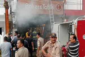 रामपुर : बेकर्स टेबल बेकरी में लगी आग, फायर ब्रिगेड के चार वाहनों ने कड़ी मशक्कत के बाद आग पर पाया काबू