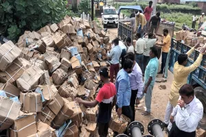 संभल में जल जीवन मिशन की दो लाख किताबें सड़क किनारे पड़ी मिली, मौके पर पहुंचे अधिकारी