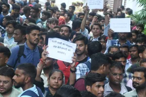 Covid-19: मौत के साये में भी करते रहे नौकरी, लेकिन व्यवस्था की मार ने स्वास्थ्यकर्मियों को बनाया बेरोजगार