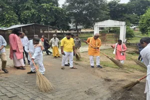 अयोध्या: प्रधानमंत्री के जन्मदिन पर सेवा पखवाड़ा शुरू, विधायक रामचंद्र ने मां कामाख्या धाम में लगाई झाड़ू 