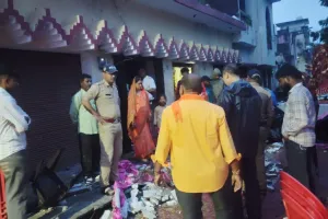 काशीपुर: छत की रेलिंग गिरी, एक दर्जन से अधिक लोग घायल