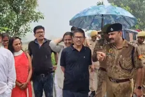 Unnao: अमिताभ ठाकुर पहुंचे घटनास्थल....सुल्तानपुर डकैती के आरोपी अनुज सिंह के एनकाउंटर पर उठाए सवाल, बोले...