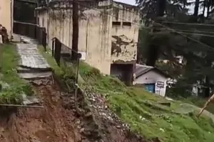 रानीखेत: भूस्खलन की चपेट में आने से नागरिक चिकित्सालय बंद