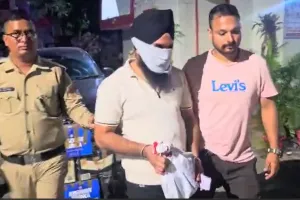 हल्द्वानी: लग्जरी कार से शराब की तस्करी, एसओजी ने पकड़ा तस्कर