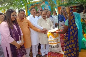 गोंडा पहुंचे प्रदेश के मंत्री दारा सिंह चौहान, बाढ़ प्रभावित इलाके का किया निरीक्षण, पीड़ितों को बांटी राहत सामग्री