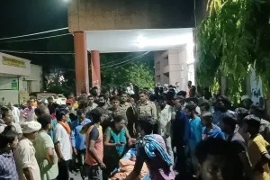 बहराइच: महिला की मौत पर हाईवोल्टेज ड्रामा, पोस्टमार्टम न कराने पर अड़े परिजनों की पुलिस से हुई नोकझोंक, जानें फिर क्या हुआ