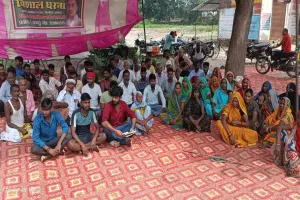 अयोध्या: छुट्टा मवेशियों से परेशान किसानों ने आस्तीक मुनि आश्रम पर शुरू किया धरना