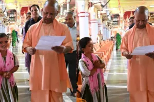 महाराज जी! आपके साथ फोटो खूब वायरल होगी...फतेहपुर से आई मेनश्री की CM योगी ने डिमांड की पूरी 