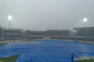 कानपुर में बारिश होने से ग्रीनपार्क स्टेडियम में हो रहे टेस्ट मैच का दूसरा दिन किया गया रद्द, दर्शक मायूस, मैदान से नहीं हटे कवर्स 