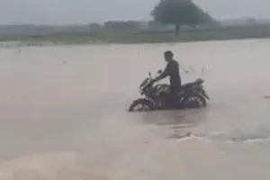 Fatehpur News: यमुना की बाढ़ में बाइक सहित बह गया युवक...ऐसे बच सकी जान