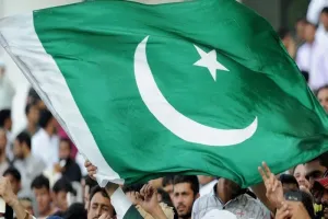 पाकिस्तान : भीड़ ने शव परिजनों से छीना, लगाई आग...ईशनिंदा के आरोपी का पुलिस ने किया था एनकाउंटर