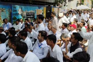 शाहजहांपुर: पुलिस के खिलाफ अधिवक्ताओं ने किया प्रदर्शन, सौंपा ज्ञापन