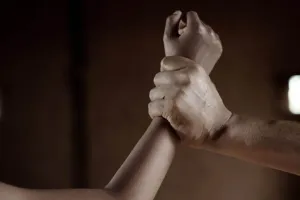 अच्छे नंबर से पास होना हो तो कमरे के बेड पर तैयार मिलना, मेडिकल छात्रा को फेल करने की धमकी देकर डाला संबंध बनाने का दबाव