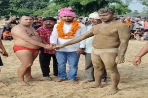 बहराइच: दंगल में अयोध्या के बाबा उमाशंकर ने प्रयागराज के शनि को दी पटखनी 