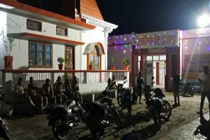 अवैध संबंध में युवक की बांके से काटकर हत्या, पत्नी को किया अधमरा