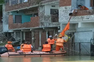 प्रयागाराज : एनडीआरएफ टीम ने गंगा नदी के घटते जलस्तर का  जायजा लेते हुए राहत सामग्री वितरण की