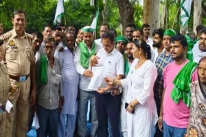 आधार कार्ड में वसूली और बिजली कटौती का उठाया मुद्दा : भाकियू ने धरना प्रदर्शन कर सौंपा ज्ञापन